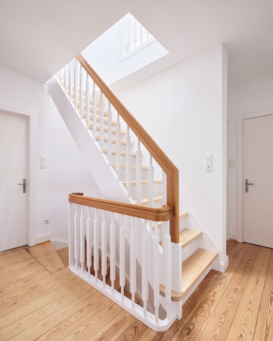 Zweifarbige Raumspartreppe