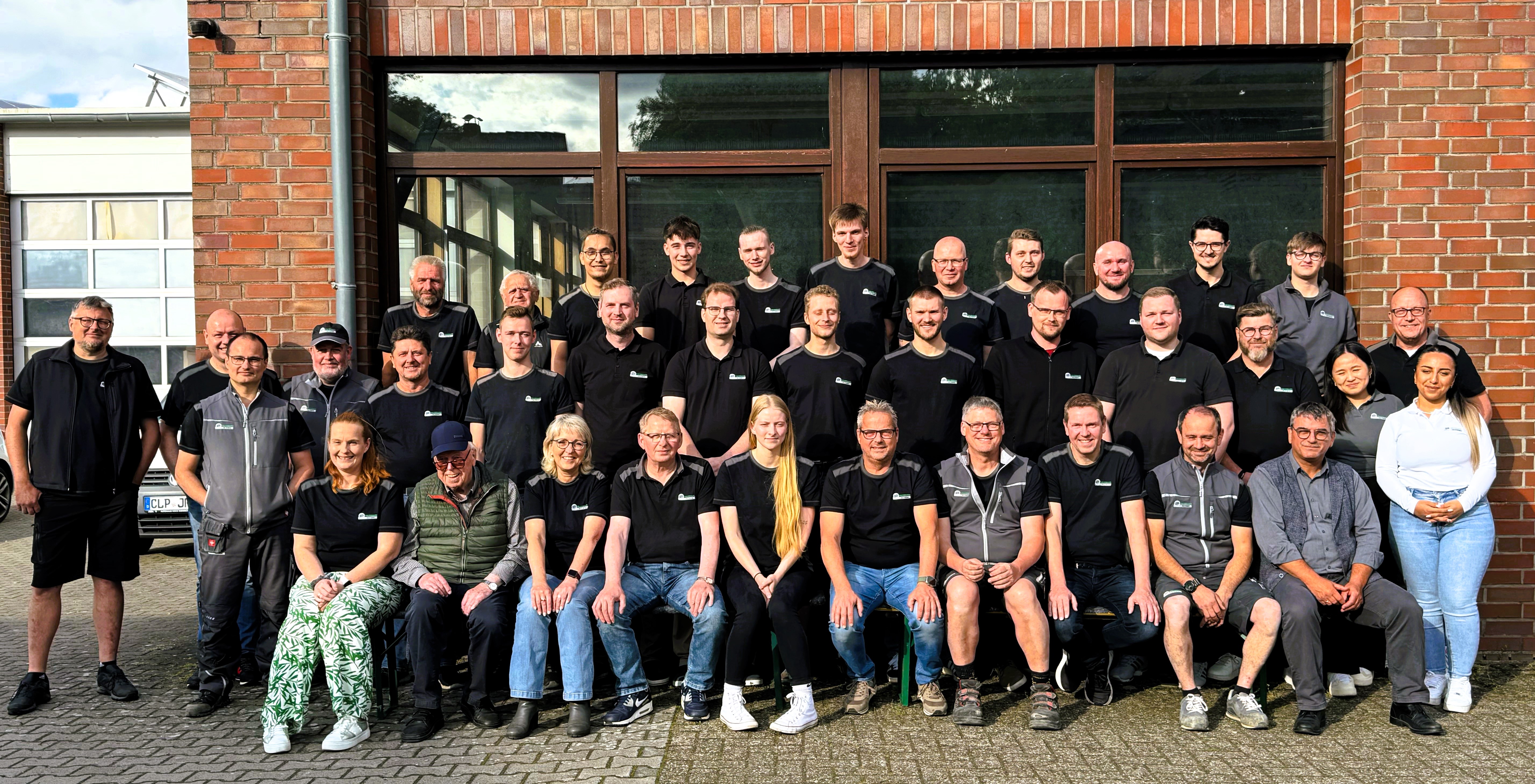Das gesamte Team von Wintermann Treppenmeister vor der Werkstatt